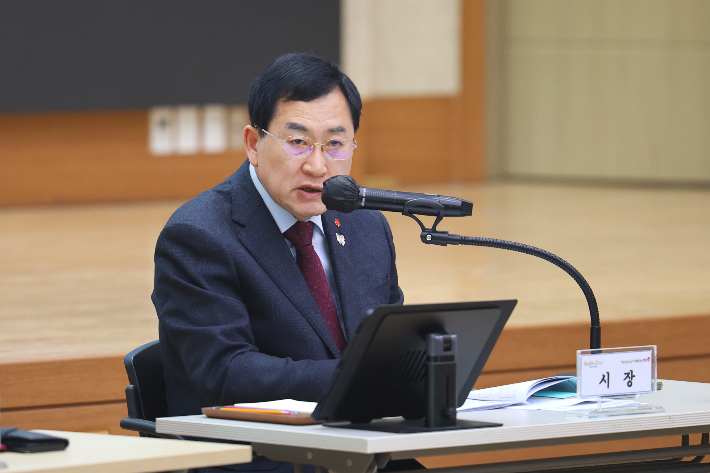 주낙영 경주시장이 '2025년 12월 확대간부회의'를 주재하며 올해 시정 성과를 점검하고 내년 시정 운영 방향을 제시하고 있다. 경주시 제공