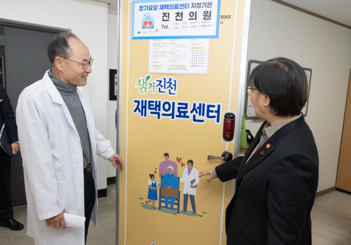 정은경 보건복지부 장관이 지난 12일 충북 진천에서 의료·요양 ·돌봄 통합지원 사업 관련 현장을 방문했을 당시의 모습. 연합뉴스