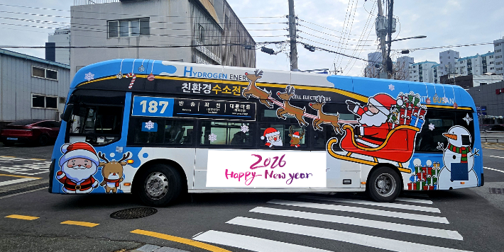 부산 시내를 달리고 있는 '산타버스'. 부산버스조합 제공