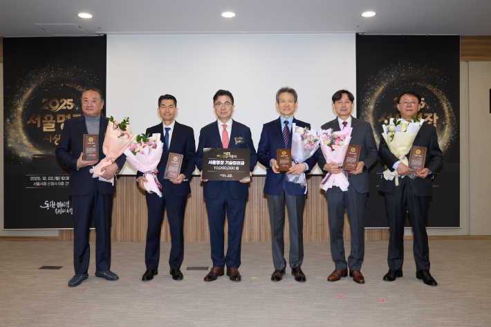 2025년 서울명장 시상식에서 서울명장으로 선정된 기술장인 5인이 기념촬영하고 있다. 왼쪽부터 정윤호 명장(수제화), 이광재 명장(기계금속), 주용태 서울시 경제실장, 양민석 명장(의류봉제), 김인호 명장(인쇄), 임종혁 명장(주얼리). 서울시 제공