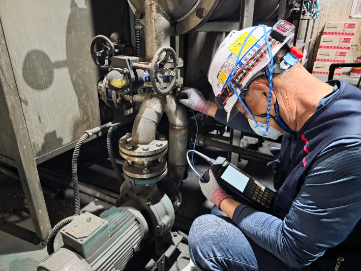 복합재난안전센터가 기업체를 방문해 진단을 하고 있는 모습. 울산대학교 제공
