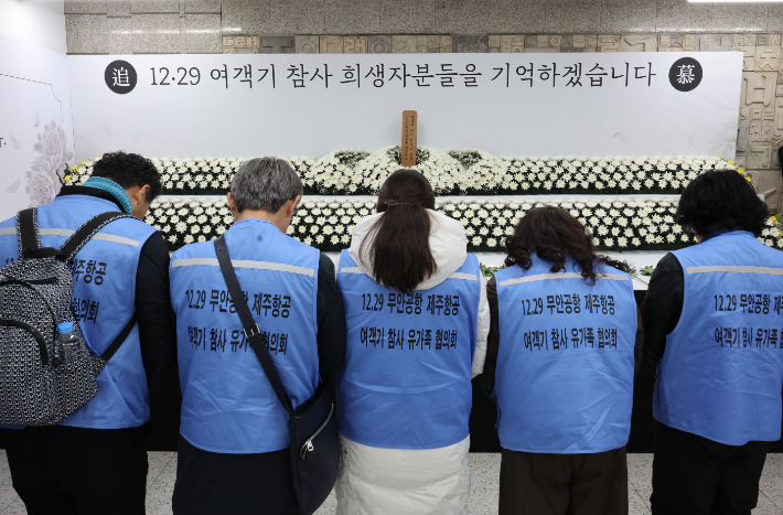 12·29 무안공항 제주항공 여객기 참사 1주기를 한 주 앞둔 22일 광주 동구 전일빌딩245 1층에 마련된 합동분향소에서 유가족들이 참배하고 있다. 연합뉴스