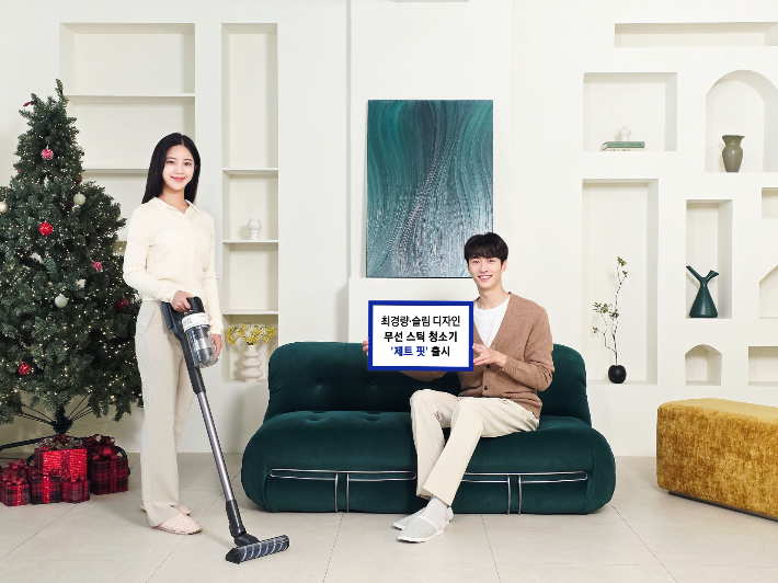 삼성전자가 가볍고 슬림한 디자인과 최대 180W의 흡입력을 갖춘 삼성전자 무선 스틱 청소기 '제트 핏(Jet Fit)' 신제품을 출시한다. 삼성전자 제공