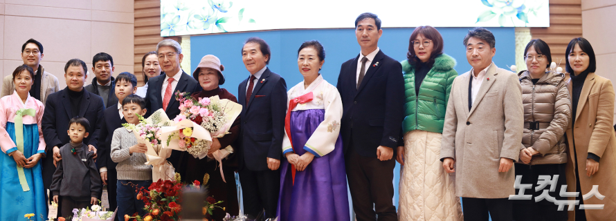 남택률 원로목사와 김제원 장로 부부가 기념촬영을 하고 있다. 한세민 기자