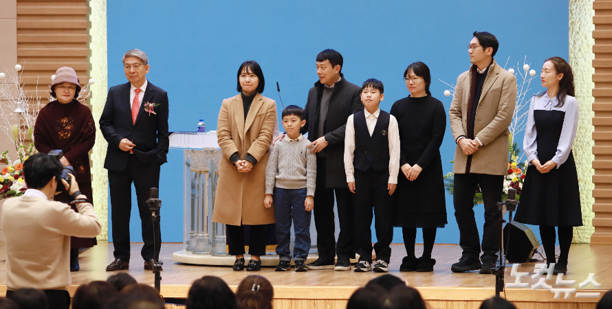 남택률 원로목사 부부와 자손들이 성도들께 인사를 하고 있다. 한세민 기자