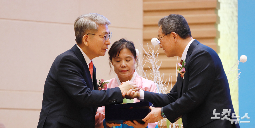 남택률 원로목사(왼쪽)가 주문창 전남노회장에게 감사패를 받고 있다. 한세민 기자