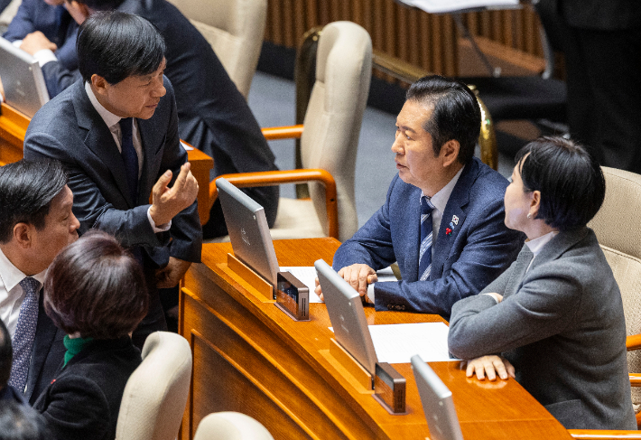 더불어민주당 정청래 대표가 22일 국회에서 열린 12월 임시국회 본회의 도중 이성윤 의원과 대화하고 있다. 연합뉴스