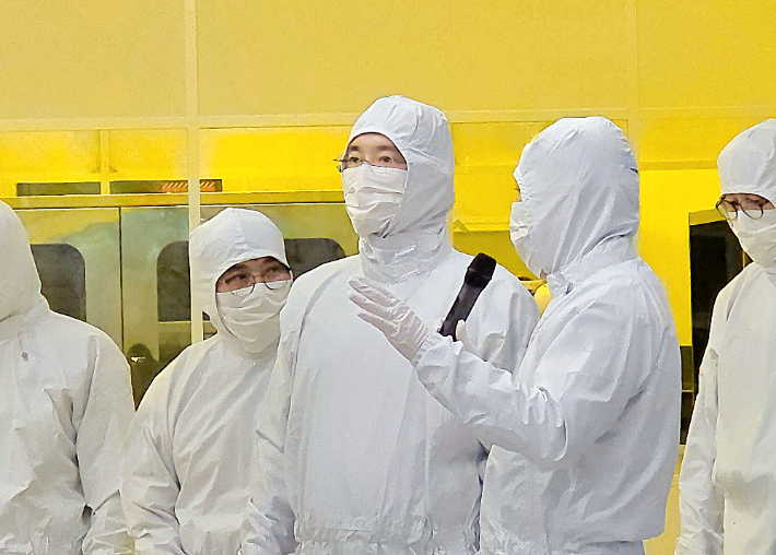 이재용 삼성전자 회장이 22일 삼성전자 기흥캠퍼스 내 첨단 복합 반도체 연구개발(R&D) 센터인 NRD-K 클린룸 시설을 살펴보고 있다. 삼성전자 제공