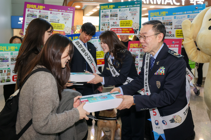 이명구(오른쪽 첫 번째) 관세청장과 관세청 마약근절 홍보대사 김승혜씨가 22일 오전 인천국제공항에서 마약밀수 근절을 위한 캠페인으로 공항 이용객에게 선물과 안내문을 전달하고 있다. 관세청 제공