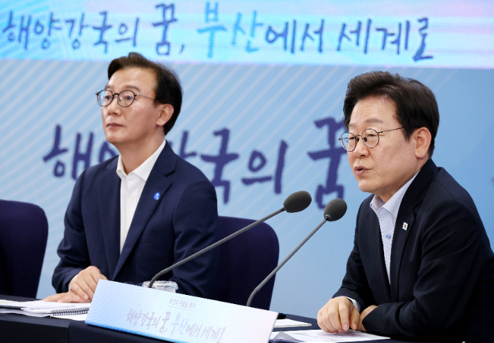 지난 7월 25일 부산에서 열린 타운홀 미팅에서 발언하고 있는 이재명 대통령과 전재수 전 해수부 장관. 연합뉴스 