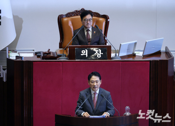 국민의힘 장동혁 대표가 22일 국회 본회의에서 더불어민주당이 발의한 '내란전담재판부 설치법'(내란·외환·반란 범죄 등의 형사절차에 관한 특례법안)에 대한 필리버스터(무제한 토론을 통한 합법적 의사진행 방해)를 진행하고 있다. 황진환 기자