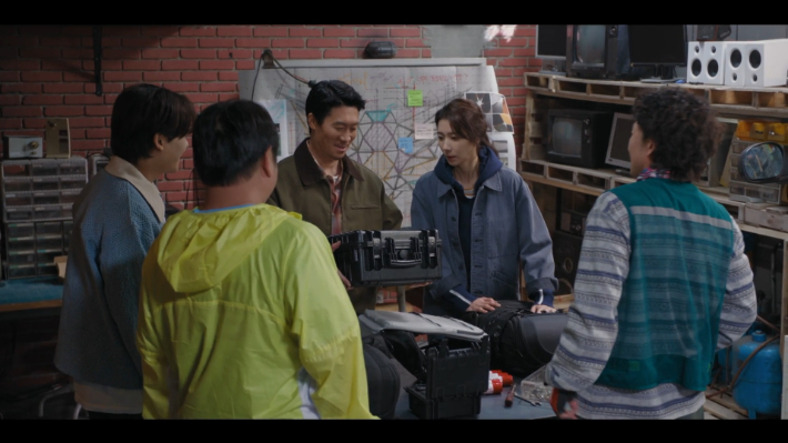 배우 김지현과 진선규는 이번 작품을 통해 처음으로 시리즈 호흡을 맞췄다고 전했다. 김지현은 "제가 20살 때부터 봤지만 너무 똑같은 사람"이라며 "어디를 가든 제 칭찬을 해줘서 감사했다. 현장에서 함께해 보니 정말 잘하더라"고 엄지를 치켜세웠다. 쿠팡플레이 제공