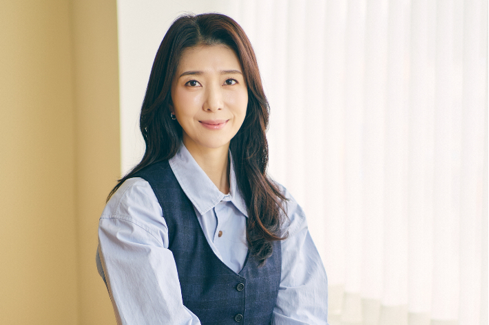 김지현은 이번 작품에서 유독 뛰는 신이 많았다고 밝혔다. 그는 "극 중 민서를 향해 전력질주해야 하는 신인데 정남연에게 중요한 장면이었다"며 "잘 뛰는 사람이 아니어서 부담스러웠는데 생각보다 잘 뛰어서 감독님도 뿌듯해하셨다"고 웃었다. 쿠팡플레이 제공