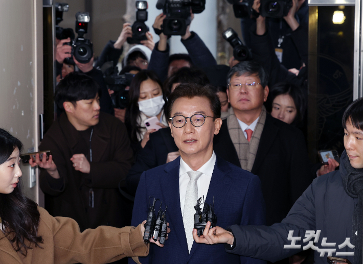 통일교 금품 수수 의혹을 받는 전재수 전 해양수산부 장관이 19일 오전 서울 서대문구 경찰청 국가수사본부에 피의자 조사를 받기 위해 출석하고 있다. 류영주 기자