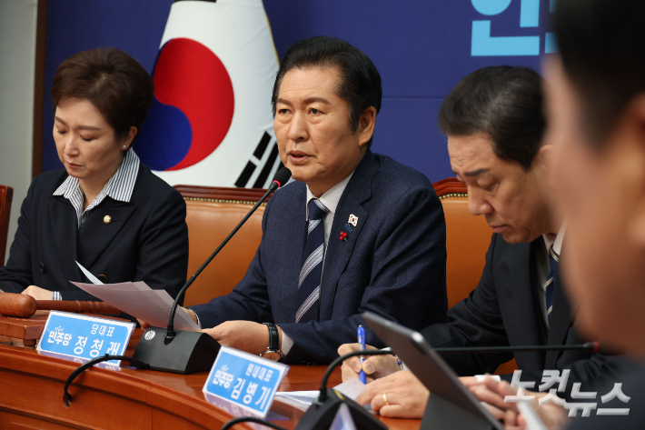 더불어민주당 정청래 대표가 22일 국회에서 열린 최고위원회의에 참석해 모두발언 하고 있다. 황진환 기자