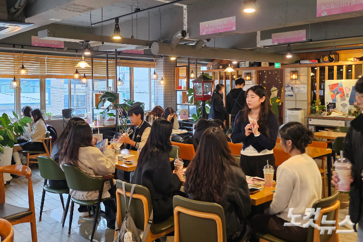 오는 25일까지 서울 망원동 도눔엑스데오 카페에서 진행되는 CCC의 '2025 예수님 생일 카페'.  