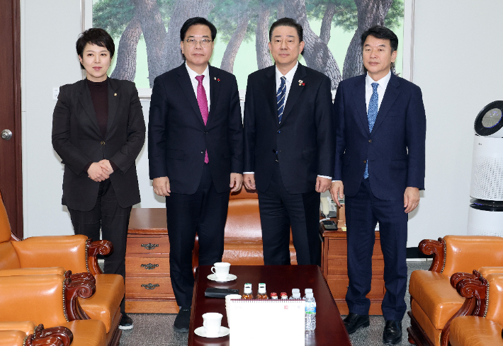  22일 국회 운영위원장실에서 더불어민주당 김병기 원내대표(오른쪽 두번째)와 국민의힘 송언석 원내대표(왼쪽 두번째)가 만나 기념 촬영을 하고 있다. 연합뉴스