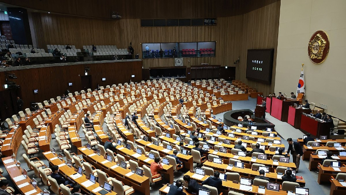 국민의힘 장동혁 대표가 22일 국회에서 열린 12월 임시국회 본회의에서 12·3 윤석열 비상계엄 등에 대한 전담재판부 설치 및 제보자 보호 등에 관한 특별법에 대한 무제한 토론을 하고 있다. 연합뉴스
