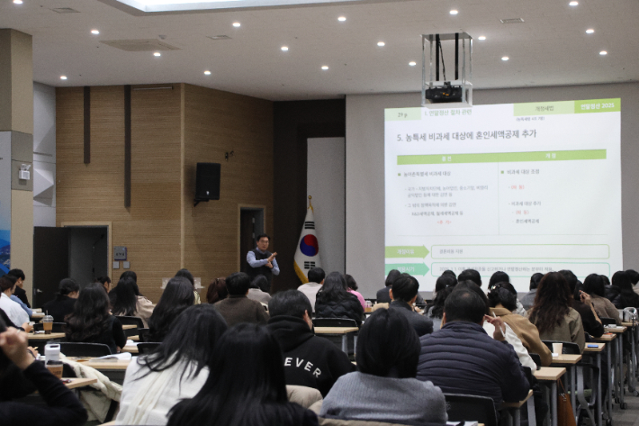 전남 여수상공회의소는 지난 19일 여수상공회의소 1층 열린마루에서 '2025년 귀속 연말정산 실무 강좌'를 진행했다. 여수상의 제공