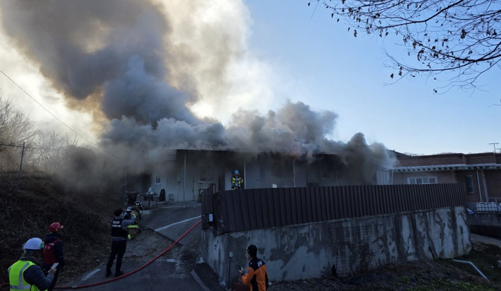 22일 오후 1시 23분쯤 경북 김천시 아포읍의 1층짜리 주택에서 불이 나 70대 여성이 사망했다. 경북소방본부 제공