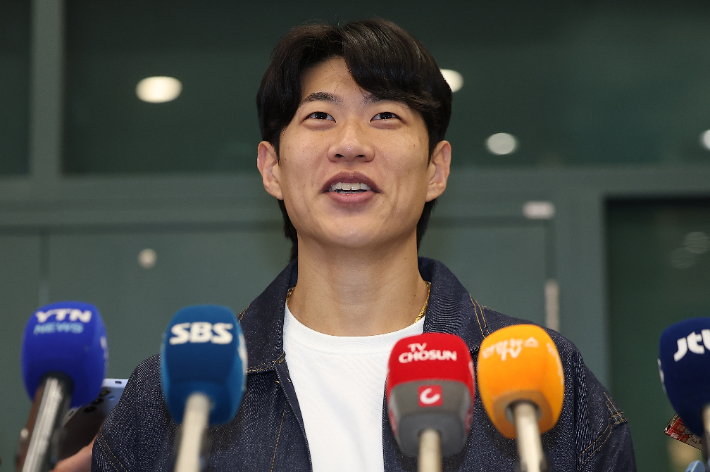 메이저 리그(MLB) 샌디에이고와 4년 계약을 한 송성문이 23일 인천국제공항을 통해 입국한 뒤 인터뷰하고 있다. 연합뉴스 