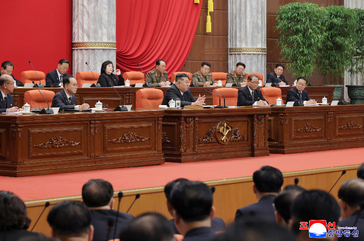 북한이 내년 초 열릴 노동당 9차 대회를 준비하기 위한 조선노동당 중앙위원회 제8기 제13차 전원회의 확대회의를 지난 9일부터 11일까지 진행하고 폐막했다고 조선중앙통신이 12일 보도했다. 연합뉴스