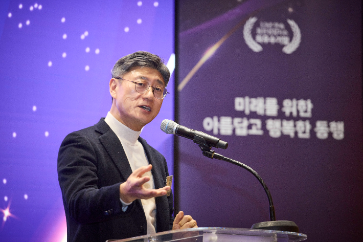 정재헌 SKT CEO가 시상식에서 축사를 하는 모습. SKT 제공