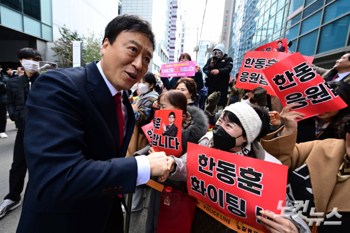 정성국 국민의힘 의원이 북콘서트 행사에 참석하며 지지자들과 인사하고 있다. 박종민 기자