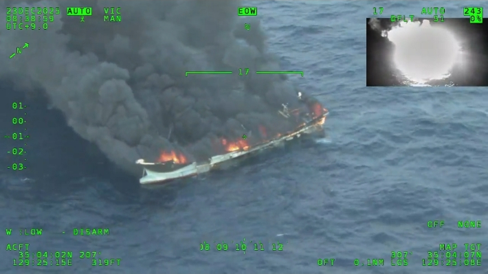 23일 오전 7시 50분쯤 부산 해운대구 송정 앞바다에서 어선에 불이 나 승선원 8명이 구조됐다. 부산해양경찰서 제공