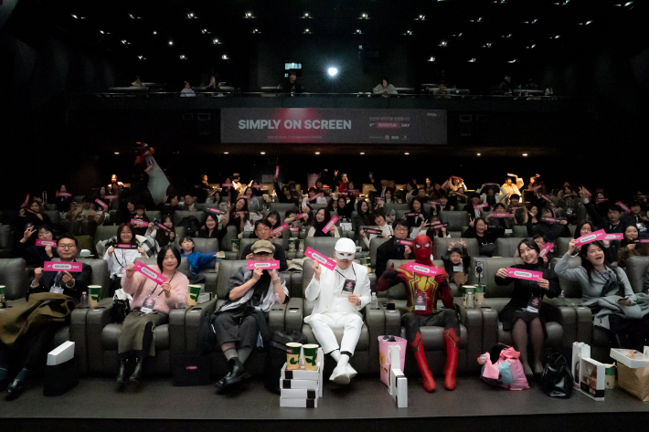 LG유플러스는 자사 크리에이터 육성 프로그램 '부스터스 시즌4' 활동을 통해 792건의 콘텐츠를 제작하고 누적 조회수 2900만 회를 돌파하는 성과를 거뒀다고 23일 밝혔다. 사진은 지난 6일 진행한 부스터스 시즌4 어워즈에서 LG유플러스 관계자와 크리에이터들이 기념사진을 촬영하고 있는 모습. LG유플러스 제공