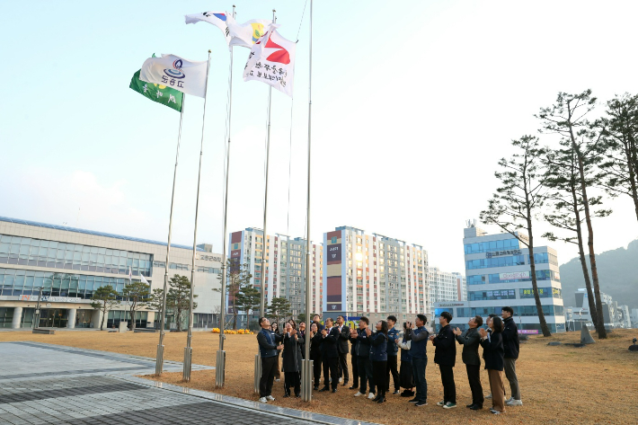 고흥군 노사가 게양된 노조 깃발을 보며 박수치고 있다. 고흥군지부 제공