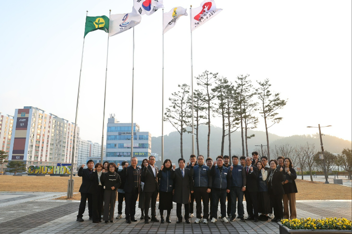 고흥군 노사가 전남 최초 노조 깃발 청사 게양을 기념하며 단체촬영했다. 고흥군지부 제공