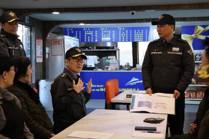 김기용 여수해경서장이 유선을 점검하고 있다. 여수해경 제공