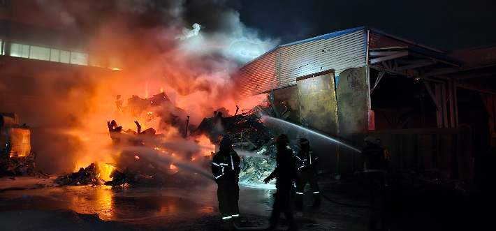 22일 오후 8시 15분 부산 강서구 송정동의 한 폐차장에서 불이 나 1시간 30분 만에 꺼졌다. 부산소방재난본부 제공