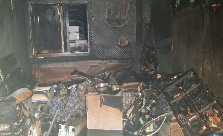 23일 새벽 0시 15분 부산 금정구 서동의 한 상가 2층에서 불이 나 60대 남성 1명이 숨졌다. 부산소방재난본부 제공