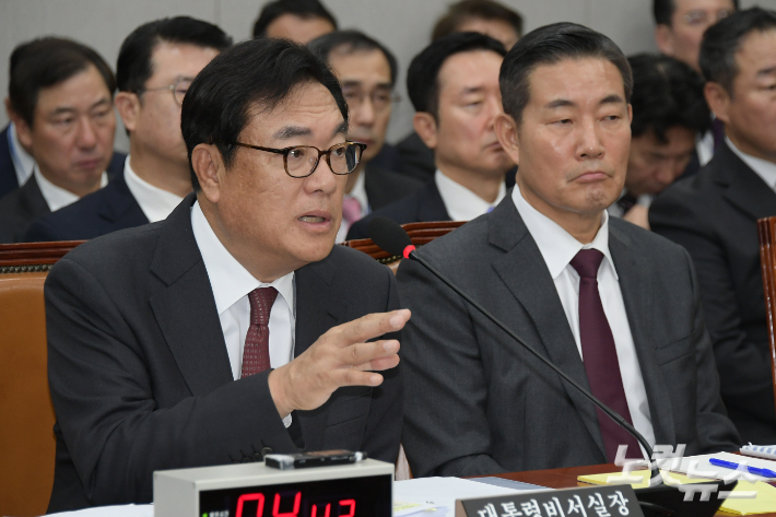  정진석 전 대통령비서실장과 신원식 전 국가안보실장. 윤창원 기자 