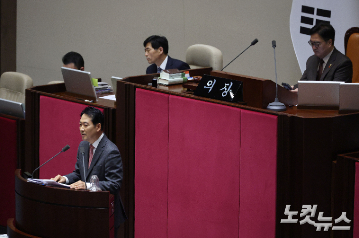 국민의힘 장동혁 대표가 22일 국회 본회의에서 더불어민주당이 발의한 '내란전담재판부 설치법'(내란·외환·반란 범죄 등의 형사절차에 관한 특례법안)에 대한 필리버스터(무제한 토론을 통한 합법적 의사진행 방해)를 진행하고 있다. 황진환 기자