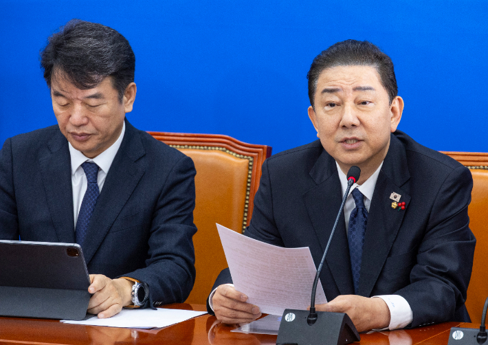 더불어민주당 김병기 원내대표가 23일 국회에서 열린 원내대책회의에서 발언하고 있다. 연합뉴스