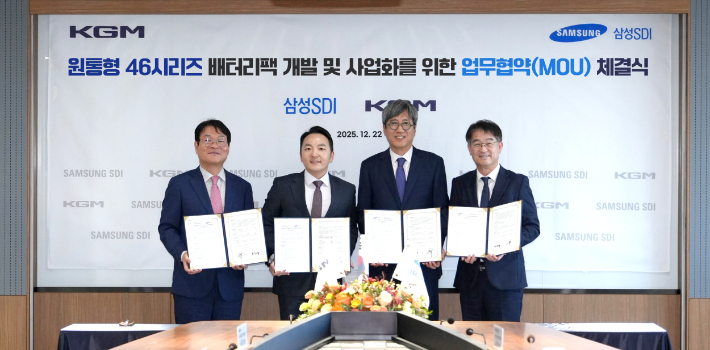 KG타워에서 22일 열린 '차세대 전기차용 배터리팩 개발 및 사업화를 위한 업무협약 체결식'에서 최익규 삼성SDI 소형사업부장 부사장(왼쪽 세번째)과 곽정현 KGM 사업전략부문장 사장(왼쪽 두번째)이 기념 사진을 찍고있다. 삼성SDI 제공