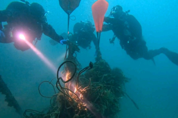 수중정화활동하는 소방대원들. 전국공무원노동조합 소방본부 강원소방지부 제공