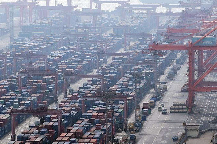 부산항 신선대부두에 컨테이너가 가득 쌓여 있는 모습. 연합뉴스