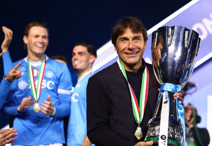 우승 트로피를 들고 웃음 짓은 나폴리의 안토니오 콘테 감독. 연합뉴스