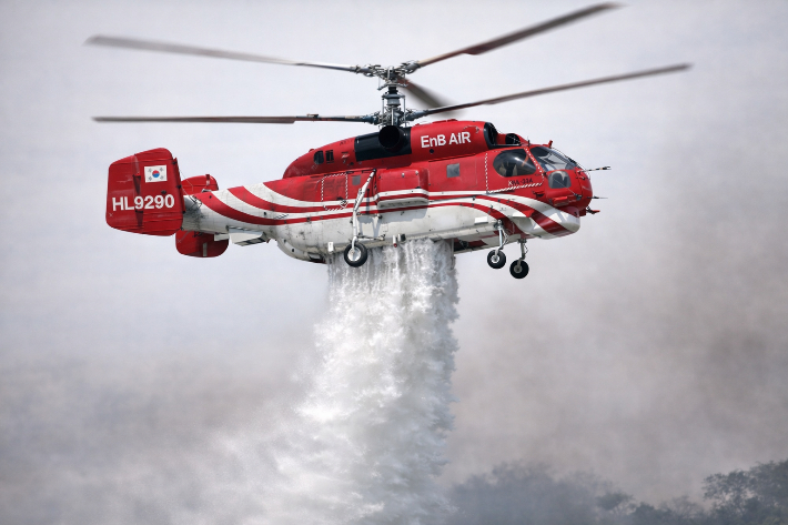 KA-32A 산불진화헬기가 담수 후 진화 작업을 벌이는 모습을 구현한 가상 이미지. AI 생성. 경주시 제공