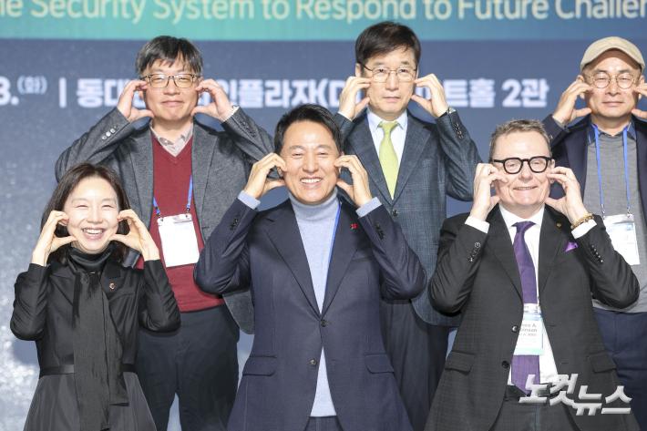 기념 촬영하는 오세훈 서울시장