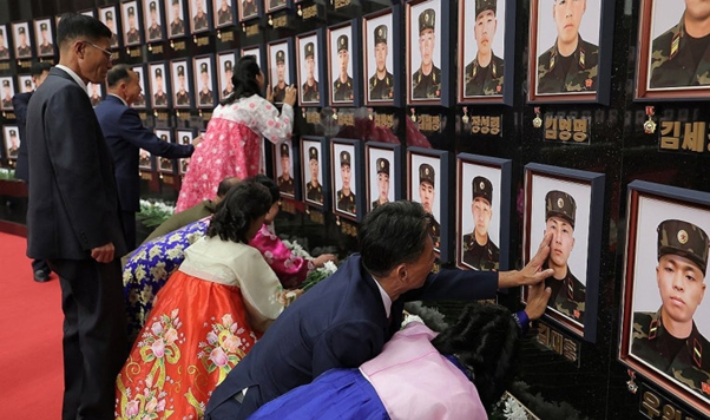 북한은 2025년 8월 22일 조선노동당 중앙위원회 본부 청사에서 '인민군 해외작전부대 지휘관·전투원 국가표창 수여식'을 열었다. 사진은 당시 행사에서 러시아에 파병됐다가 전사한 북한군의 사진을 보며 오열하는 유가족들의 모습. 연합뉴스