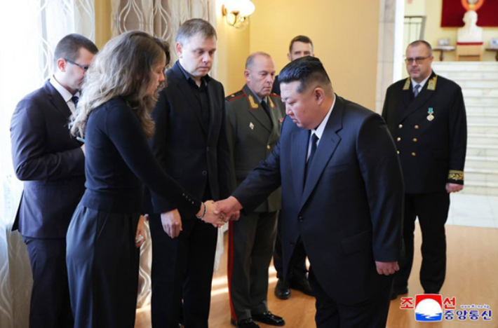 김정은 북한 국무위원장이 2025년 12월 10일 마체고라 대사를 조문하기 위해 평양에 있는 러시아 대사관을 방문했다. 김 위원장이 손을 잡은 여성이 마체고라 대사의 딸(안나 마체고라), 그 옆이 아들(세르게이 마체고라)로 보인다. 연합뉴스