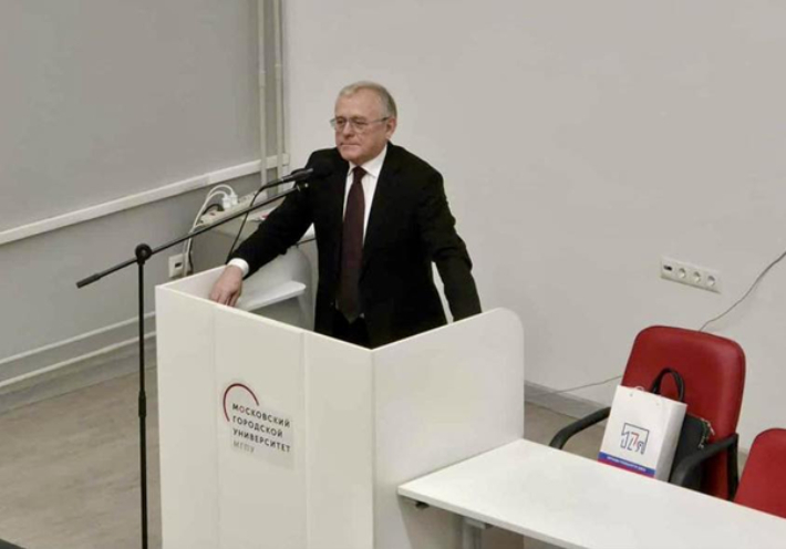 2025년 12월 2일 알렉산드르 마체고라 북한 주재 러시아 대사가 모스크바 출장 중 모스크바 시립 사범대학에서 한국어 전공 학생들을 상대로 강연하는 모습. 마체고라 대사는 이 행사 4일 뒤인 12월 6일 갑자기 사망했다. 북한 주재 러시아 대사관 홈페이지 캡처