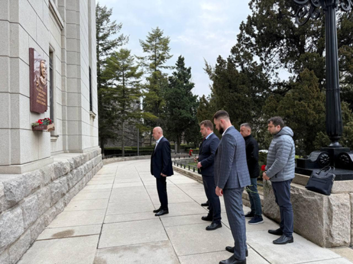 평양에 있는 러시아 대사관 정면의 오른쪽 벽에 안드레이 카를로프 대사의 얼굴이 새겨진 기념물이 부착돼 있다. 북한 주재 러시아 대사를 지낸 카를로프 대사는 지난 2016년 튀르키예 대사로 근무하던 중 총격을 받고 사망했다. 사진은 대사관 방문객들이 카를로프의 기념물 앞에서 묵념하는 모습. 북한 주재 러시아대사관 홈페이지 캡처