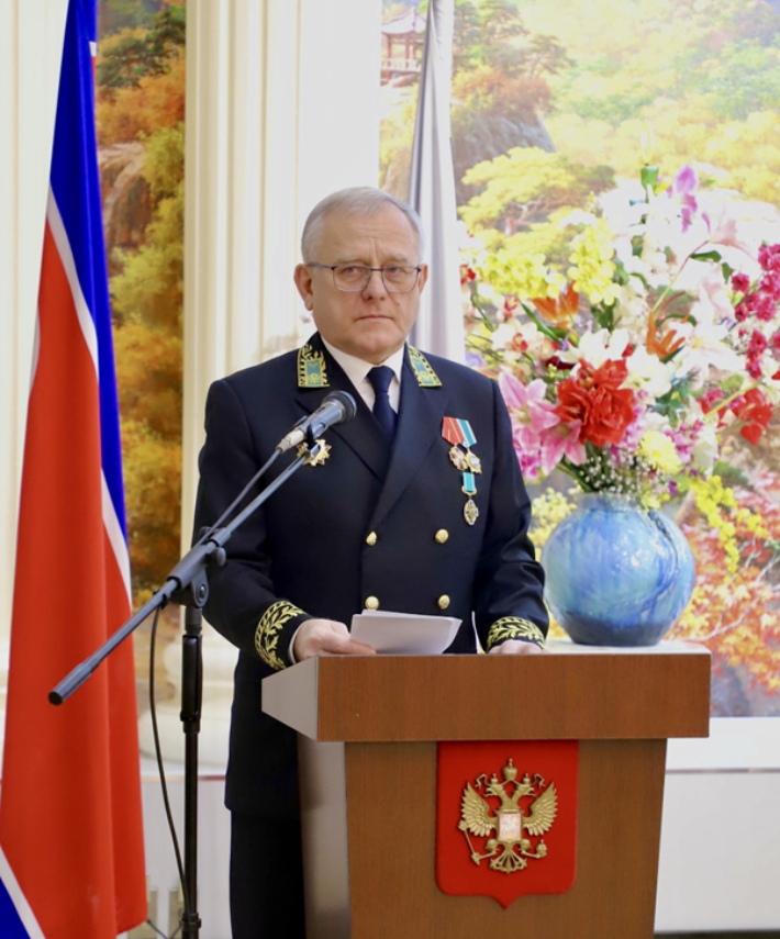 한국(북한)어 통역사 출신인 알렉산드르 마체고라 대사는 한국의 부산에 있는 러시아 총영사관에서 참사관급 영사로서 첫 외교관 생활을 시작했다. 북한 주재 러시아 대사관 홈페이지 캡처