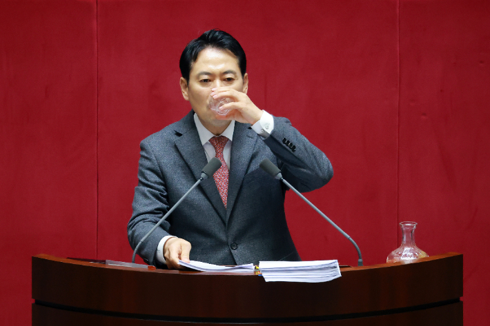 무제한 토론하며 목 축이는 장동혁 대표. 연합뉴스